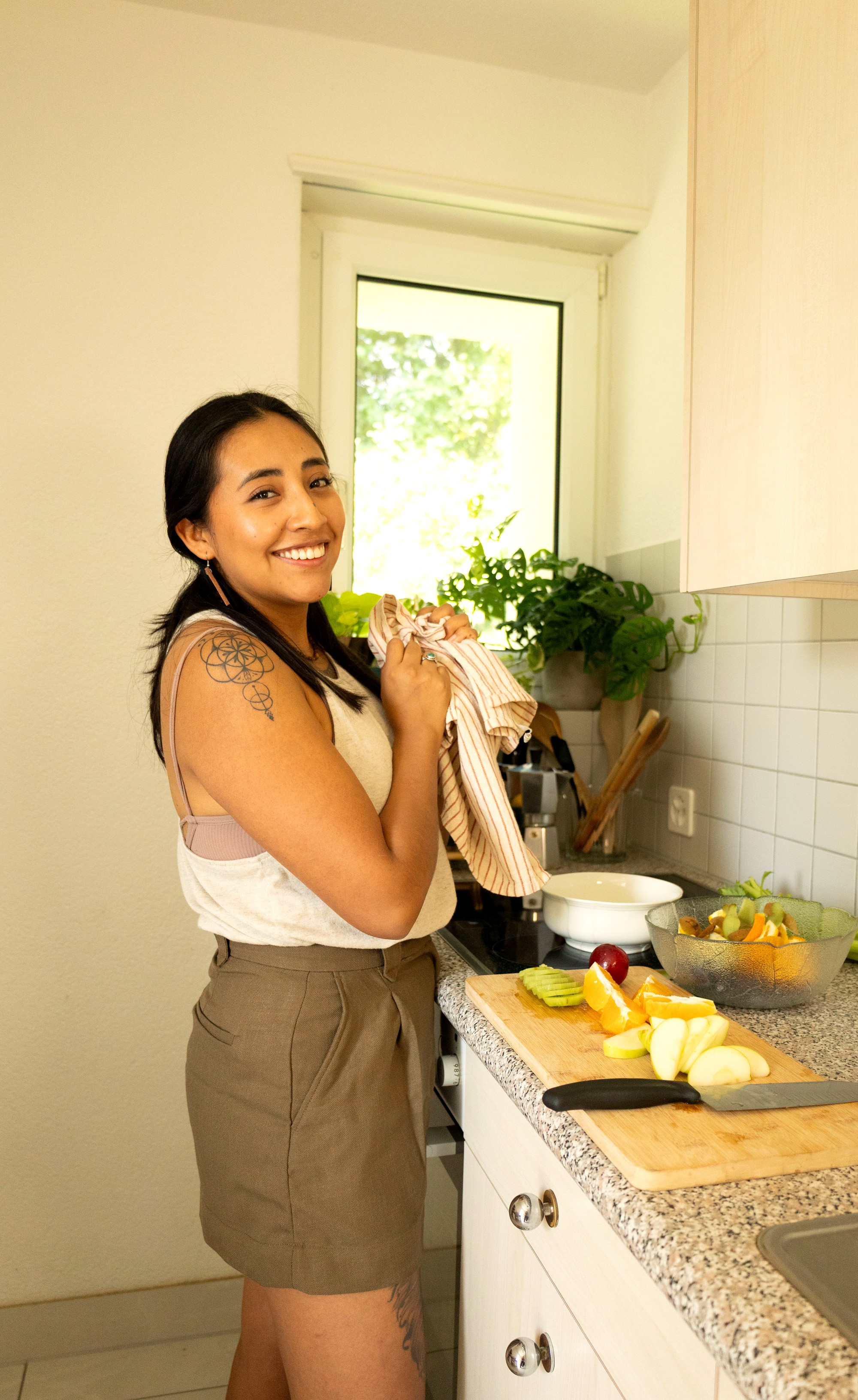 Devi cortando fruta en su cocina
