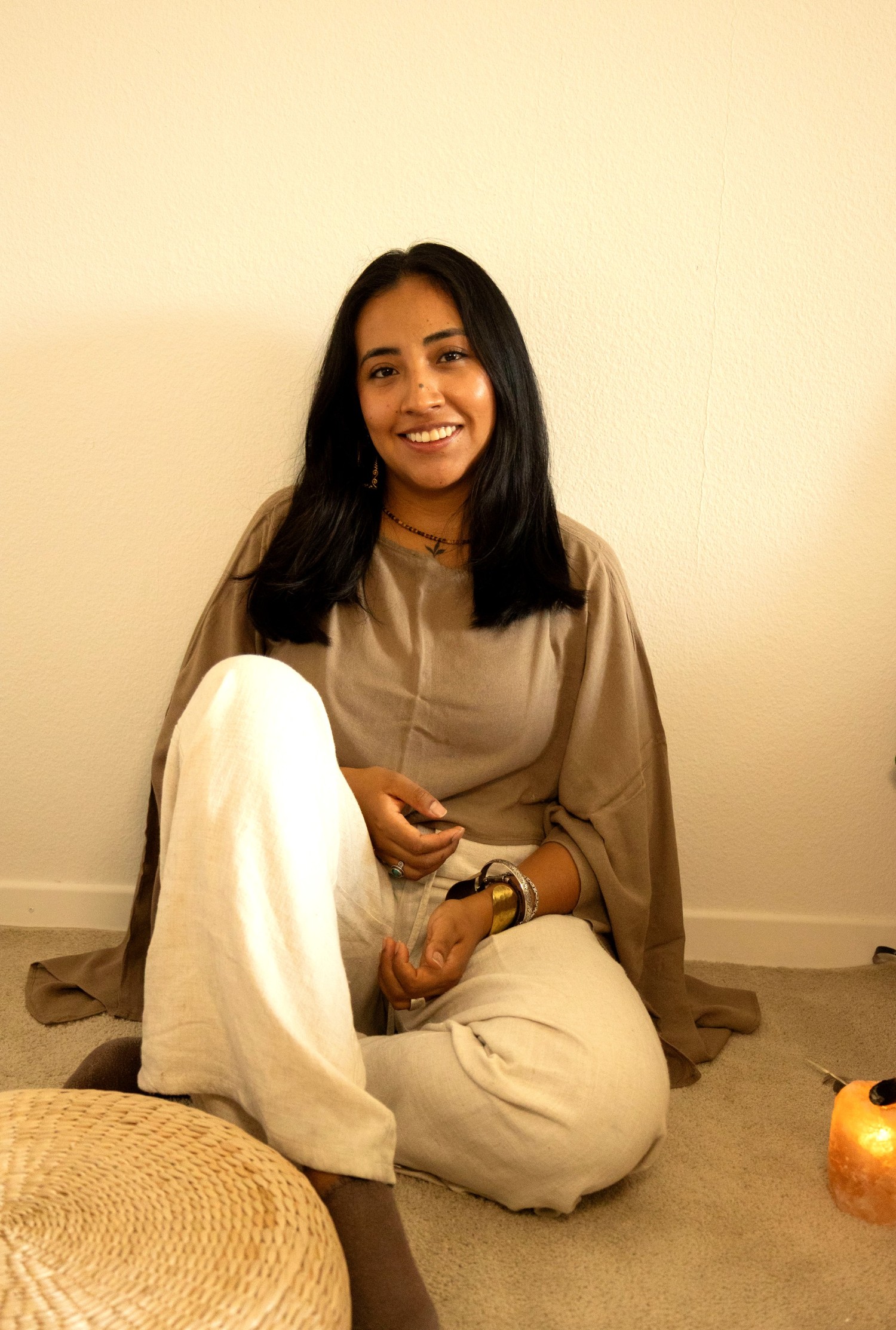 Retrato de Devi Cabezas sentada, sonriendo